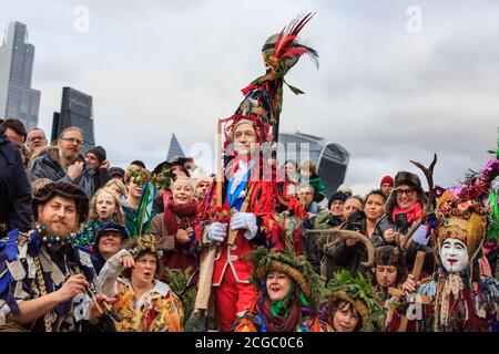 Die jährliche zwölfte Abendfeier, aufgeführt von den Lions Part Players, Theateraufführungsprozession, Bankside, London, England Stockfoto