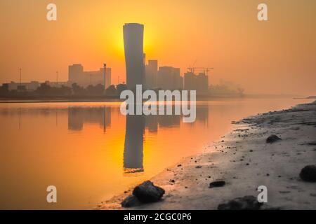 Sunrise Sky Blick Hintergrund hinter Haupttor Turm von Abu Dhabi, Wolkenkratzer in der Hauptstadt der Vereinigten Arabischen Emirate Stockfoto