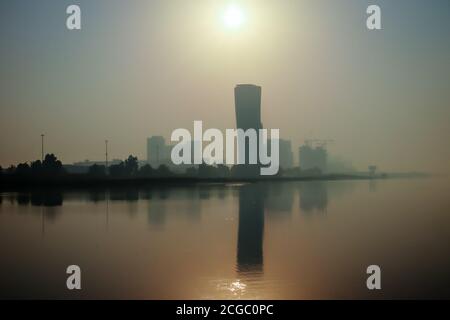 Sunrise Sky Blick Hintergrund hinter Haupttor Turm von Abu Dhabi, Wolkenkratzer in der Hauptstadt der Vereinigten Arabischen Emirate Stockfoto