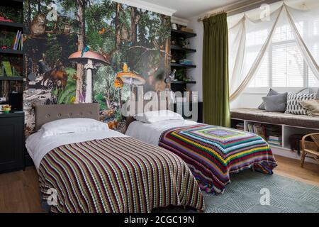 Schlafzimmer in einem neu gestalteten und renovierten Familienhaus in West London, Großbritannien. Stockfoto