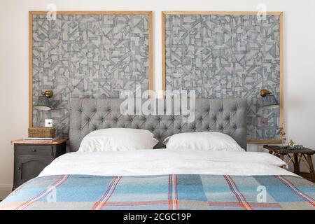 Schlafzimmer in einem neu gestalteten und renovierten Familienhaus in West London, Großbritannien. Stockfoto