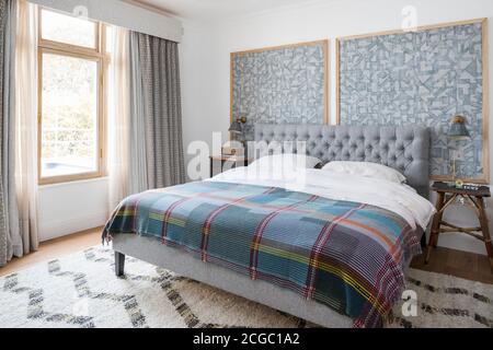 Schlafzimmer in einem neu gestalteten und renovierten Familienhaus in West London, Großbritannien. Stockfoto