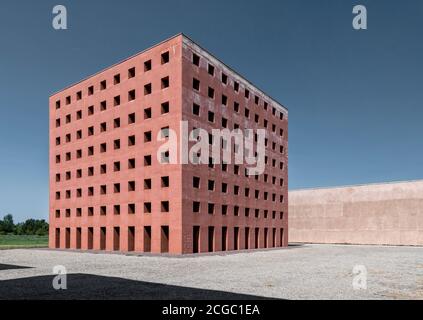 Eine Nahaufnahme von Aldo Rossis Ossuary Cube, Modena, Italien. Fertiggestellt im Jahr 1971. Stockfoto