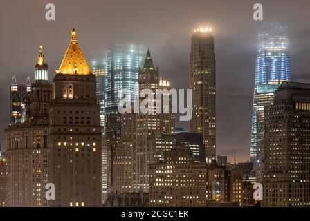 Ein Sommerabend, High-Angle-Aufnahme von Wolkenkratzern im Nebel in New York City, USA. Stockfoto