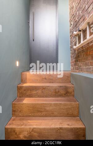 Innentreppe einer renovierten Dachgeschosswohnung eines großen freistehenden viktorianischen Grundstücks und Dachgeschossumbau einschließlich neuer Dachgauenerweiterung zu einem neuen zweistöckigen Loft in London, Großbritannien. Stockfoto