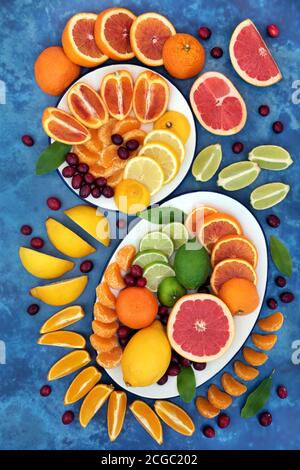 Sommer Sonnenschein Zitrusfrüchte mit Orangen, Zitronen, Limetten, Grapefruit & Preiselbeeren hoch in Antioxidantien, Anthocyane, Lycopin, Ballaststoffe & Vitamin c. Stockfoto