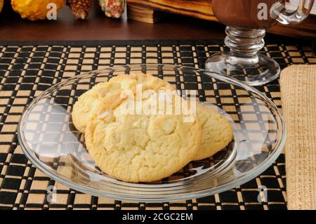 Weiße Schokolade Macadamia-Nuss-Kekse mit heißer Schokolade Stockfoto