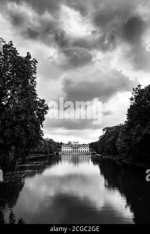 Lazienki Palast, auch bekannt als Palast auf dem Wasser, Warschau, Polen. Stockfoto