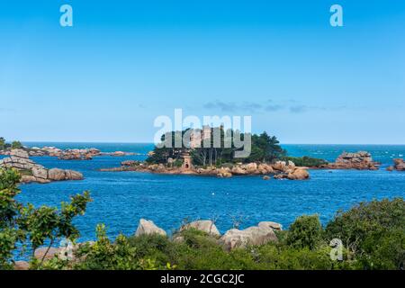 Saint Guirec Bay Beach. Rosa Granitküste, Perros Guirec, Bretagne, Frankreich. Stockfoto