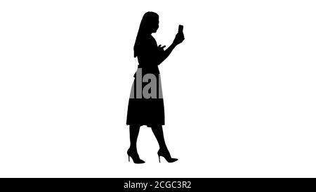 Silhouette Junge Frau in rosa Holding mit Smartphone-Aufnahme Video-Blog beim Gehen. Stockfoto