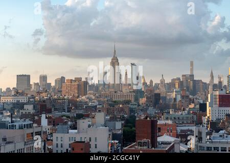 Manhattans ikonische Skyline und Wohnblocks im Vordergrund, New York, USA. Stockfoto