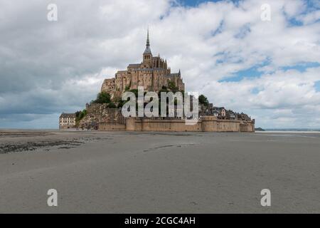 Mont Saint Michel Insel und Abtei bei Ebbe, Britanny, Frankreich Stockfoto