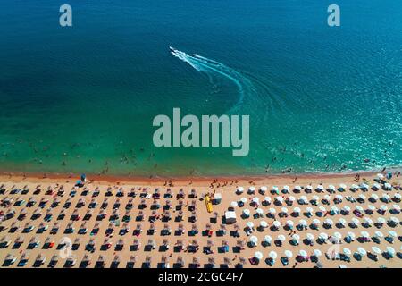 Luftaufnahme von oben auf Meer, Strand, Sand, Sonnenschirme und Wassersportarten. Sommerlandschaft. Stockfoto