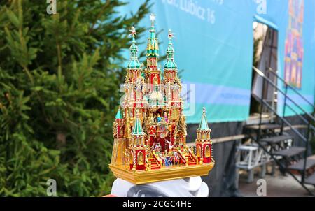 Krakau, Polen - 6. Dezember 2018: Weihnachtskrippe Wettbewerb Ausstellung auf dem Marktplatz. Krippe 'szopka' Schaffung ist eine lange regionale künstlerische tr Stockfoto