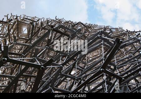 The Hive, eine hoch aufragende Maschenstruktur in Kew Gardens, die einen echten Bienenstock darstellt, einen ineinandergreifenden Rahmen. Inneneinrichtung und Beleuchtung. Stockfoto