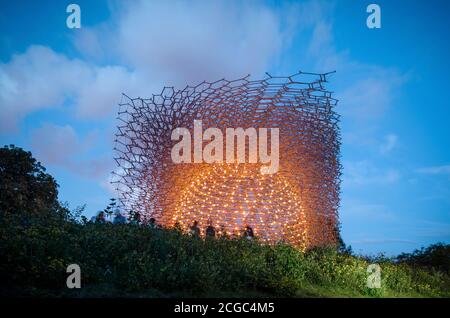 The Hive, eine hoch aufragende Maschenstruktur in Kew Gardens, die einen echten Bienenstock darstellt, einen ineinandergreifenden Rahmen. Stockfoto