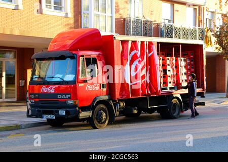 Red Coca-Cola DAF LKW geparkt vor einem Café liefern früh Morgen in Valdenoja Santander Kantabrien Spanien Stockfoto