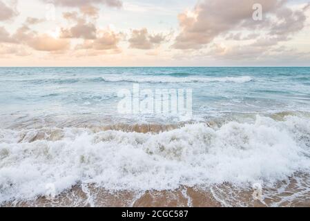 Atlantische Wellen krachen am Sandstrand von Recife, Brasilien Stockfoto