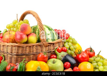 Große Vielfalt nützliches Obst und Gemüse im Korb isoliert auf Weißer Hintergrund Stockfoto