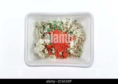 Doshirak Fast Food. Auf weißem Hintergrund isolieren. Stockfoto