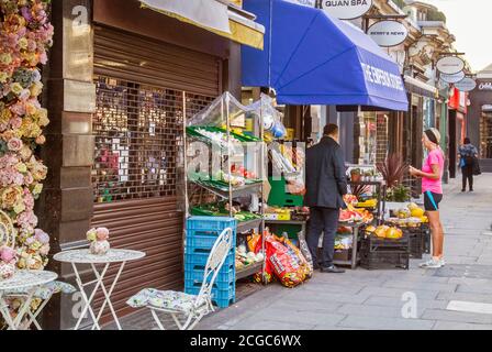 Reihe von Geschäften St George's Court, Gloucester Road, London Stockfoto