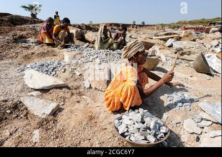 INDIEN, Jharkand, Chaibasa, illegaler Steinbruch auf Stammesland, Adivasi-Dörfer und Ländereien sind durch Bergbau- und Industrieprojekte bedroht, illegaler Landraub, Vertreibung und Umsiedlung bedroht / INDIEN, Jharkhand , Chaibasa , Dorf Tekoramatu , illegaler Kalkstein Steinbruch auf Adivasi Land, Doerfer und Land der indischen Ureinwohner sind durch Bergbau und Industrieprojekte bedroht und es droht illegale Landnahme und Vertreibung Stockfoto