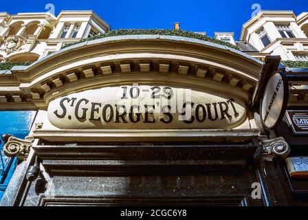 St George's Court, Gloucester Road, South Kensington, London, Portikusschild Stockfoto