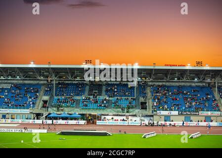 OSTRAVA, TSCHECHISCHE REPUBLIK, SEPTEMBER. 8. 2020: Leichtathletik-Stadion und Sonnenuntergang Licht, professionelles Rennen Stockfoto