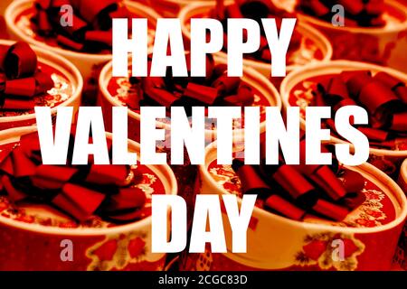 Die Inschrift des Happy Valentine's Day auf einem festlichen Hintergrund. Postkartenformat. Stockfoto