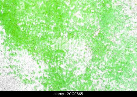 Grau-grüne Wand mit alter geschälter Farbe. Strukturierter Hintergrund Stockfoto