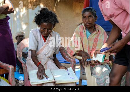 INDIEN Jharkhand, NGO Birsa organisiere Adivasi um für ihre Landrechte zu kämpfen, Treffen im Dorf, Frauen unterschreiben mit Daumendruck / Indien , Bundesstaat Jharkhand , Chaibasa , Dorfversammlung mit Adivasi und NGO Birsa im Dorf Ulijari , NGO BIRSA organisiert Adivasi im Kampf für Menschenrechte und Landrechte, Doerfer und Land der indischen Ureinwohner sind durch Bergbau und Industrieprojekte bedroht und es droht illegale Landnahme und Vertreibung Stockfoto