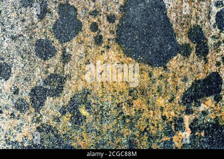 Rostiger Hintergrund mit schwarzen Flecken. Blick von vorne. Stockfoto