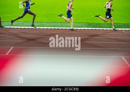 OSTRAVA, TSCHECHISCHE REPUBLIK, SEPTEMBER. 8. 2020: Beine von Profisportlern auf Strecke und Feld Rennen tragen umstrittene Nike Laufschuhe. Air Zoom Stockfoto