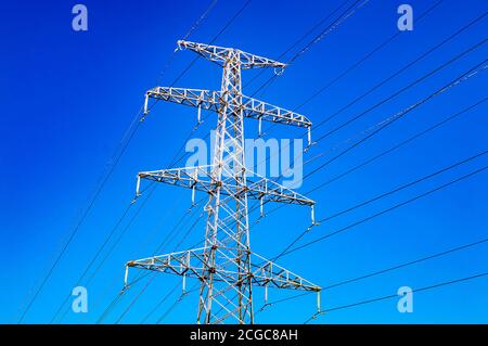 Hochspannungsleitung und blaue Metallstütze mit vielen Elektrische Leitungen aus nächster Nähe Stockfoto
