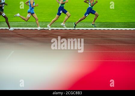 OSTRAVA, TSCHECHISCHE REPUBLIK, SEPTEMBER. 8. 2020: Beine von Profisportlern auf Strecke und Feld Rennen tragen umstrittene Nike Laufschuhe. Air Zoom Stockfoto