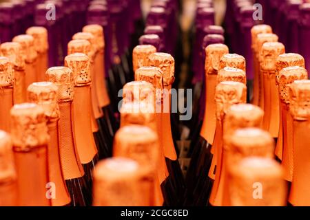 Sektflaschen Tops im Regal angeordnet. Vorderansicht. Stockfoto