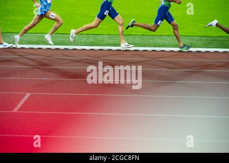 OSTRAVA, TSCHECHISCHE REPUBLIK, SEPTEMBER. 8. 2020: Beine von Profisportlern auf Strecke und Feld Rennen tragen umstrittene Nike Laufschuhe. Air Zoom Stockfoto