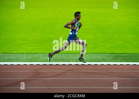 OSTRAVA, TSCHECHISCHE REPUBLIK, SEPTEMBER. 8. 2020: Selemon Barega äthiopische Langstreckenläufer in 5000 Meter professionelle Leichtathletik-Rennen, Vorbereitung für Stockfoto