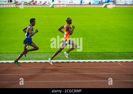 OSTRAVA, TSCHECHISCHE REPUBLIK, SEPTEMBER. 8. 2020: Selemon Barega und Jacob Kiplimo Langstreckenläufer in 5000 Meter professionellen Leichtathletik-Rennen, prepara Stockfoto