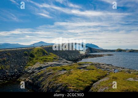 Atlanterhavsvegen, landschaftlich reizvolle Küstenstraße, Westküste Norwegens, Drohnenfoto von oben zeigt die einzigartige Panoramastraße von Atlanterhavsvegen Stockfoto