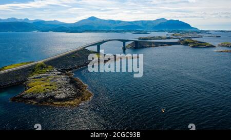 Atlanterhavsvegen, landschaftlich reizvolle Küstenstraße, Westküste Norwegens, Drohnenfoto von oben zeigt die einzigartige Panoramastraße von Atlanterhavsvegen Stockfoto