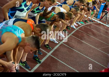 OSTRAVA, TSCHECHISCHE REPUBLIK, SEPTEMBER. 8. 2020: Beine von Profisportlern auf Strecke und Feld Rennen tragen umstrittene Nike Laufschuhe. Air Zoom Stockfoto