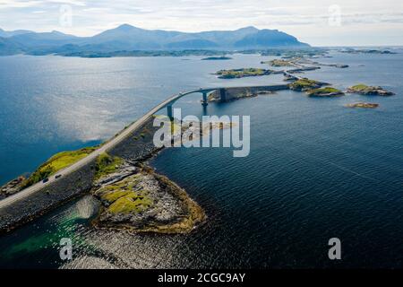 Atlanterhavsvegen, landschaftlich reizvolle Küstenstraße, Westküste Norwegens, Drohnenfoto von oben zeigt die einzigartige Panoramastraße von Atlanterhavsvegen Stockfoto