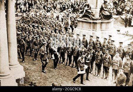 22. Juni 1921 - der britische König (George V) inspiziert Truppen bei der Eröffnung des irischen Parlaments im Rathaus von Belfast. Er kam in Begleitung von Königin Mary am Donegal Quay an. Stockfoto