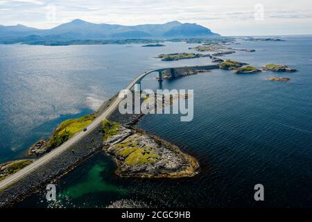 Atlanterhavsvegen, landschaftlich reizvolle Küstenstraße, Westküste Norwegens, Drohnenfoto von oben zeigt die einzigartige Panoramastraße von Atlanterhavsvegen Stockfoto