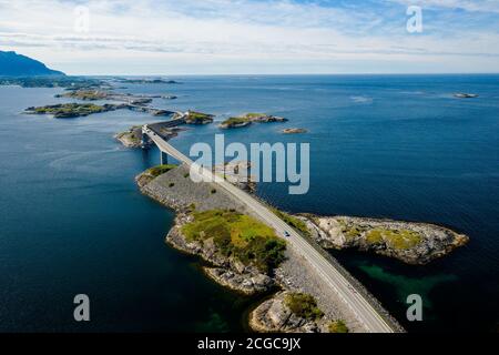 Atlanterhavsvegen, landschaftlich reizvolle Küstenstraße, Westküste Norwegens, Drohnenfoto von oben zeigt die einzigartige Panoramastraße von Atlanterhavsvegen Stockfoto