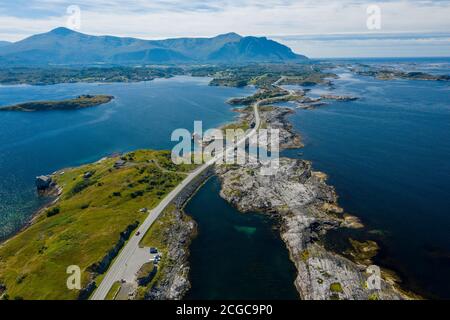 Atlanterhavsvegen, landschaftlich reizvolle Küstenstraße, Westküste Norwegens, Drohnenfoto von oben zeigt die einzigartige Panoramastraße von Atlanterhavsvegen Stockfoto