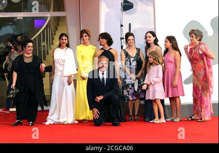 Italien, Lido di Venezia, 09. September 2020: (L)Laura Giordani, Anita Pomario,Eleonora De Luca, Simona Malato, Serena Barone, Susanna Piraino, Viola Pusateri, Alissa Maria Orlando, Maria Rosaria Alati und Alberto Barbera laufen auf dem roten Teppich vor der Vorführung von "Le Sorelle Macaluso" während des 77. Filmfestivals in Venedig Foto © Ottavia Da Re/Sintesi/Alamy Live News Stockfoto