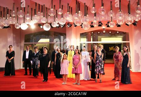 Italien, Lido di Venezia, 09. September 2020: (L) Marica Stocchi, Giuseppe Battiston, Emma Dante, Paolo del Brocco, Viola Pusateri, Alissa Maria Orlando, Donatella Finocchiaro und die Darsteller des Films laufen auf dem roten Teppich vor der Vorführung von 'Le Sorelle Macaluso' während des 77. Internationalen Filmfestivals in Venedig Foto © Ottavia Da Re/Sintesi/Alamy Live News Stockfoto