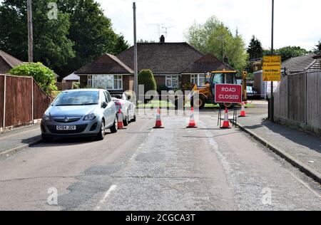 Eine Straße in Surrey, Großbritannien, gesperrt. Stockfoto